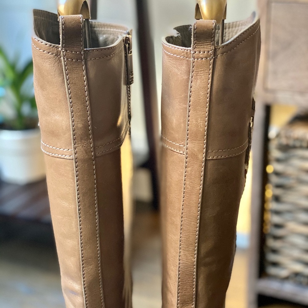 TORY BURCH Excellent Condition! - Picture 4 of 16